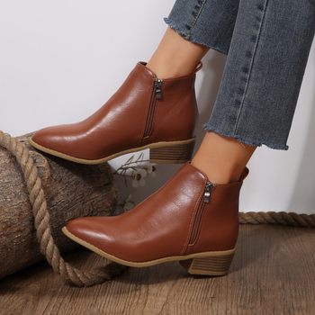 Női divatcsizma hegyes orrú, vastag alacsony sarkú 1-3 cm, PU felsőrész, gumi talp, oldalsó cipzár