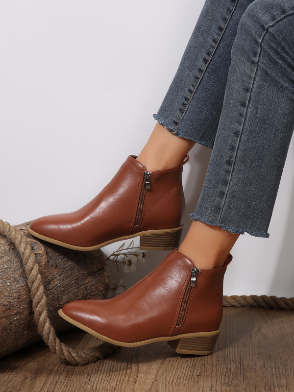 Női divatcsizma hegyes orrú, vastag alacsony sarkú 1-3 cm, PU felsőrész, gumi talp, oldalsó cipzár