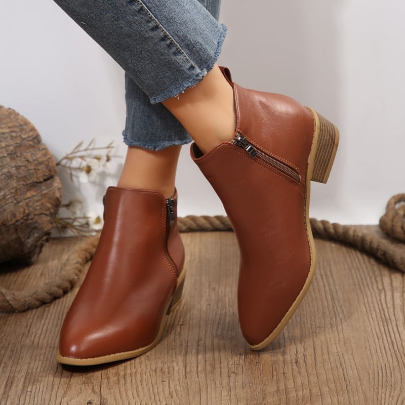 Női divatcsizma hegyes orrú, vastag alacsony sarkú 1-3 cm, PU felsőrész, gumi talp, oldalsó cipzár