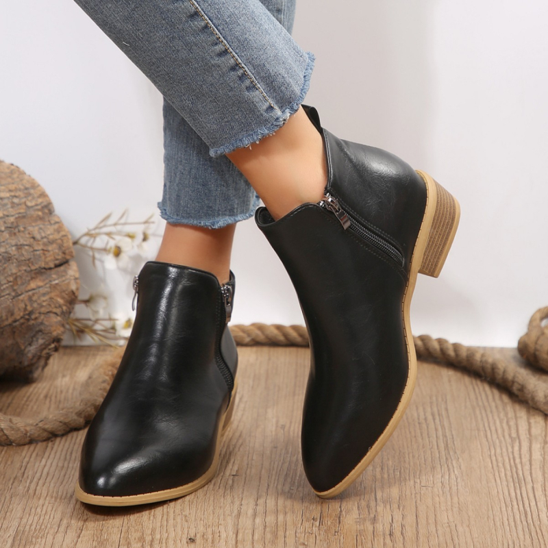 Női divatcsizma hegyes orrú, vastag alacsony sarkú 1-3 cm, PU felsőrész, gumi talp, oldalsó cipzár