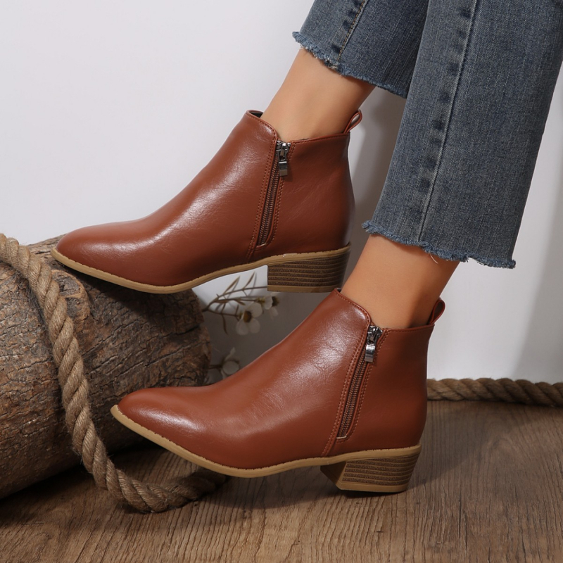 Női divatcsizma hegyes orrú, vastag alacsony sarkú 1-3 cm, PU felsőrész, gumi talp, oldalsó cipzár