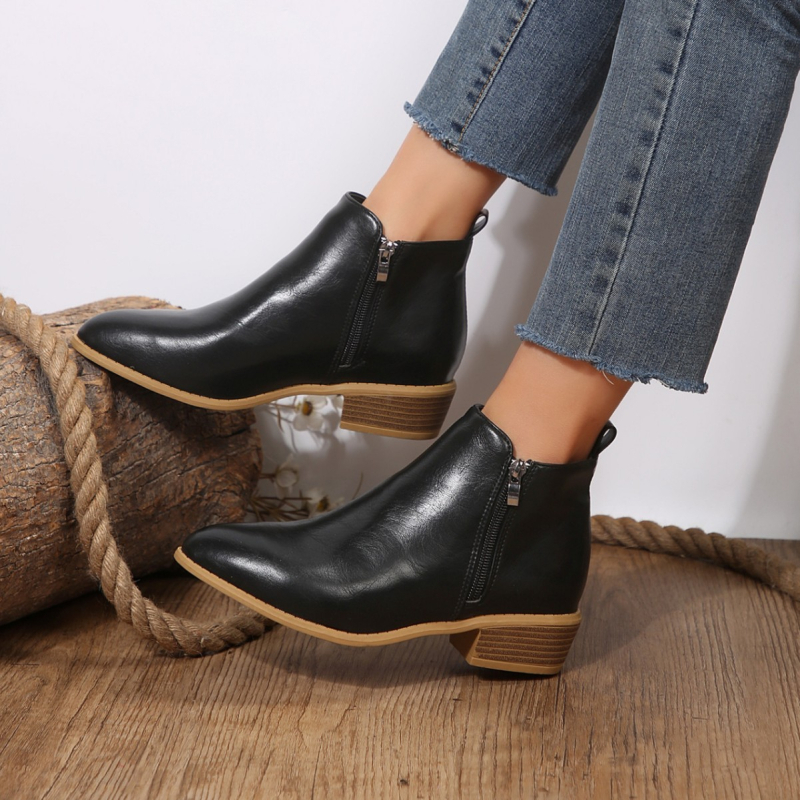 Női divatcsizma hegyes orrú, vastag alacsony sarkú 1-3 cm, PU felsőrész, gumi talp, oldalsó cipzár