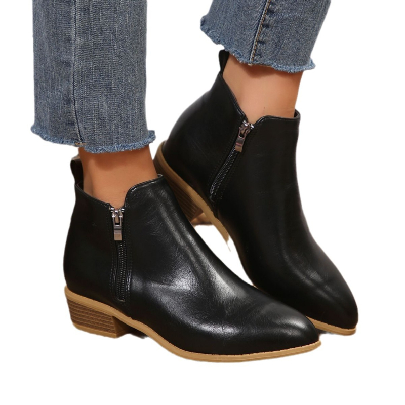 Női divatcsizma hegyes orrú, vastag alacsony sarkú 1-3 cm, PU felsőrész, gumi talp, oldalsó cipzár