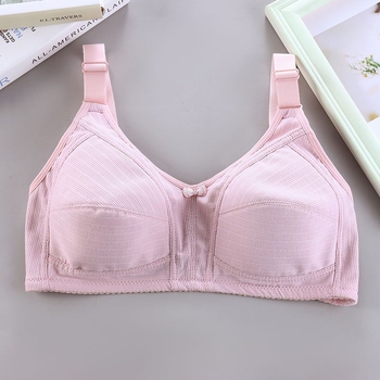 Podprsenka s plnou pokrývkou, bez kostíc, z nylonu s bavlnenou výstelkou, tenké formované poháre, odnímateľné dvojité ramienka, zadné zapínanie s tromi radmi háčikov