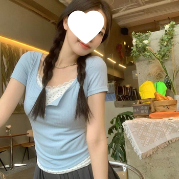 Ženska kratka majica s cvjetnom čipkom, V-dekolte, mješavina chenille-spandex, detalji s kopčama i šavovima