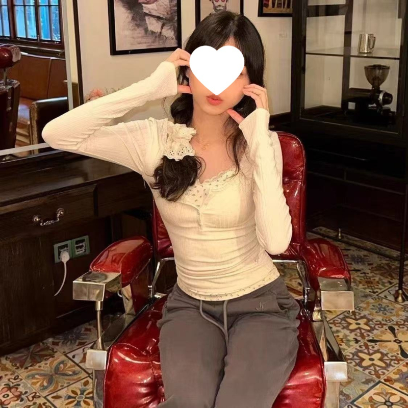 Ženska kratka majica s cvjetnom čipkom, V-dekolte, mješavina chenille-spandex, detalji s kopčama i šavovima