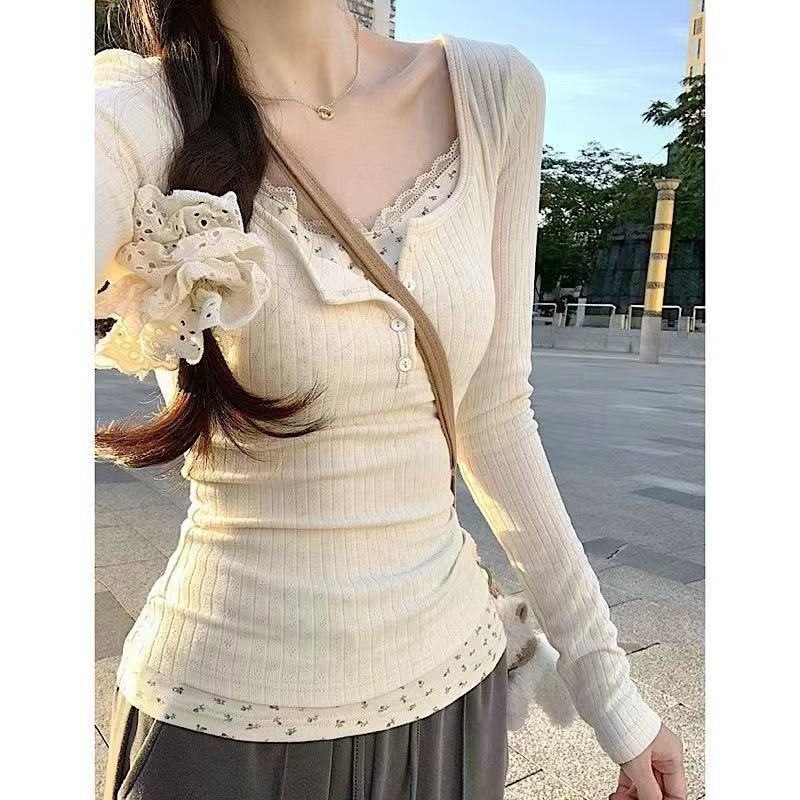 Ženska kratka majica s cvjetnom čipkom, V-dekolte, mješavina chenille-spandex, detalji s kopčama i šavovima