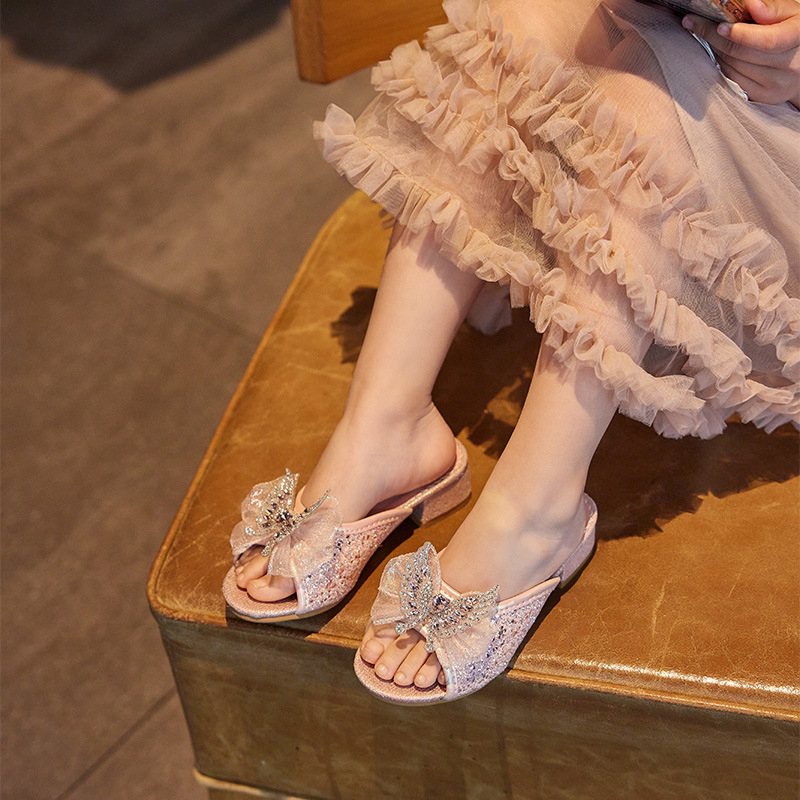 Detské sandále - vrchná časť z umelej kože, gumová podrážka, pre dievčatá 4–6 rokov, štýl princezná