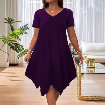 Šaty z pletenej tkaniny s okrúhlym výstrihom, strednej dĺžky s nepravidelným lemom, krátke rukávy, voľný pás.