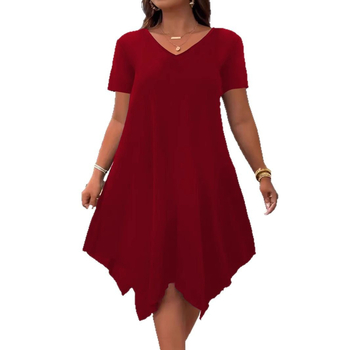 Šaty z pletenej tkaniny s okrúhlym výstrihom, strednej dĺžky s nepravidelným lemom, krátke rukávy, voľný pás.