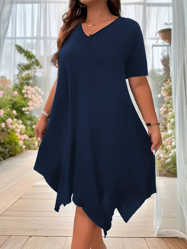 Šaty z pletenej tkaniny s okrúhlym výstrihom, strednej dĺžky s nepravidelným lemom, krátke rukávy, voľný pás.