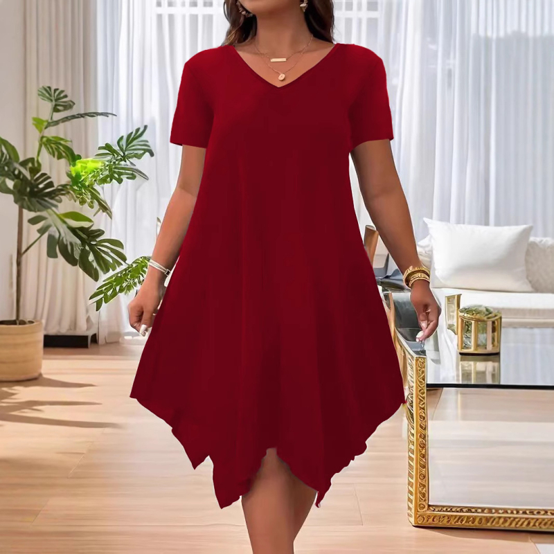 Šaty z pletenej tkaniny s okrúhlym výstrihom, strednej dĺžky s nepravidelným lemom, krátke rukávy, voľný pás.