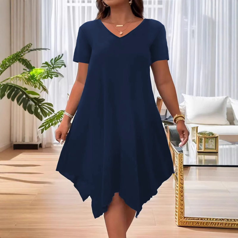 Šaty z pletenej tkaniny s okrúhlym výstrihom, strednej dĺžky s nepravidelným lemom, krátke rukávy, voľný pás.