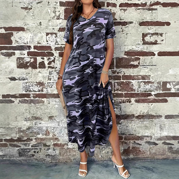 Šaty s kamuflažnym vzorom, okrúhly výstrih, krátke rukávy, vysoká pása, A-čkový strih, stredná dĺžka.