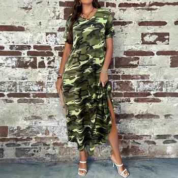 Šaty s kamuflažnym vzorom, okrúhly výstrih, krátke rukávy, vysoká pása, A-čkový strih, stredná dĺžka.