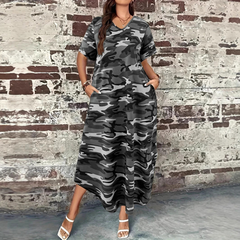 Šaty s kamuflažnym vzorom, okrúhly výstrih, krátke rukávy, vysoká pása, A-čkový strih, stredná dĺžka.