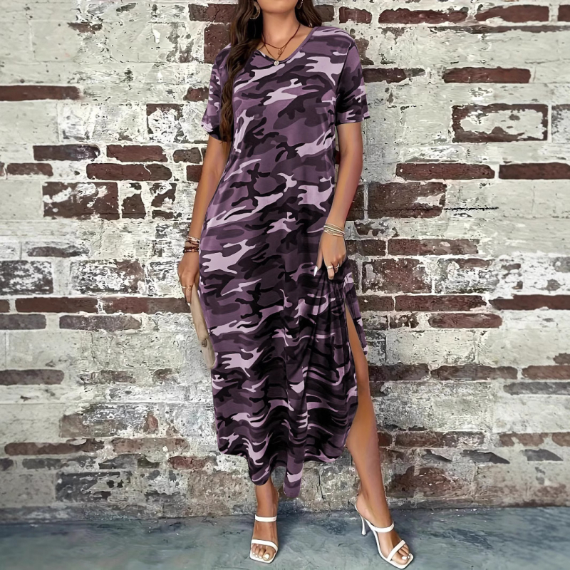 Šaty s kamuflažnym vzorom, okrúhly výstrih, krátke rukávy, vysoká pása, A-čkový strih, stredná dĺžka.