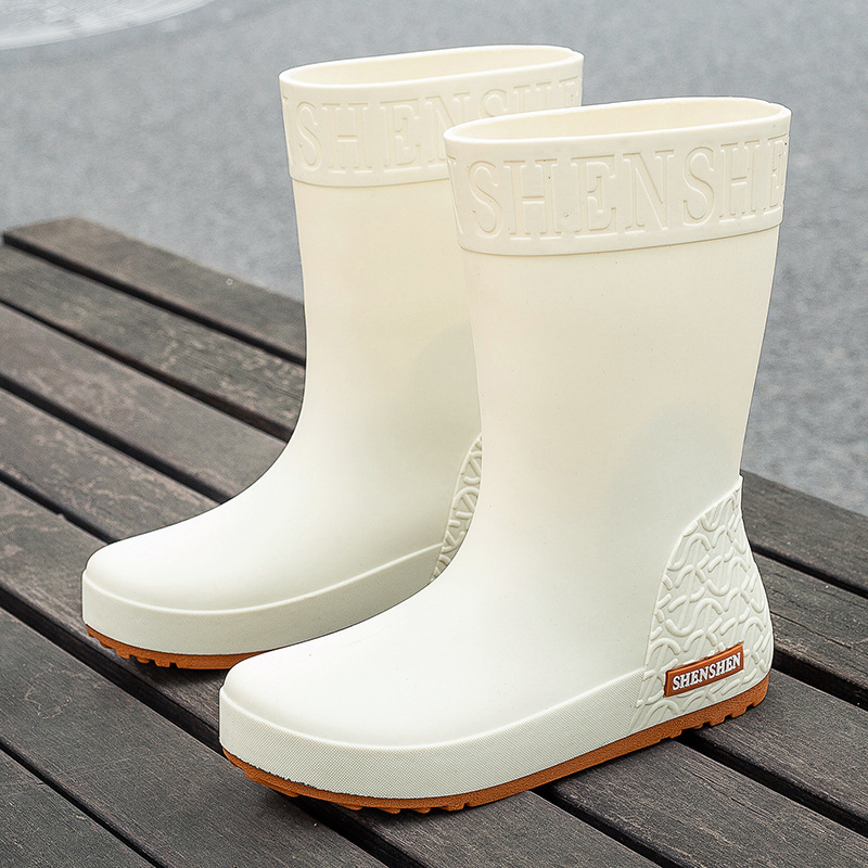 Moterų PVC lietaus batai, vidutinio ilgio iki blauzdos, žemas kulnas 1–3 cm, įprasto storio, keturiems sezonams