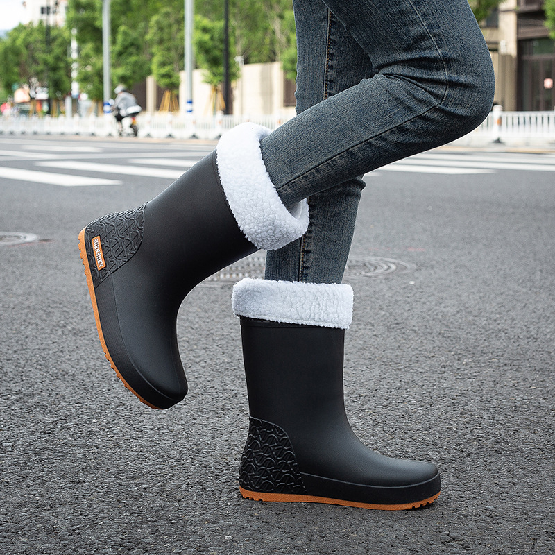 Moterų PVC lietaus batai, vidutinio ilgio iki blauzdos, žemas kulnas 1–3 cm, įprasto storio, keturiems sezonams