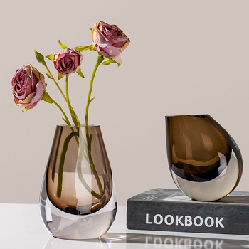 Sklenená váza, fúkaná, moderný minimalistický geometrický dizajn, leštený povrch