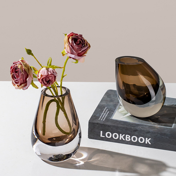 Sklenená váza, fúkaná, moderný minimalistický geometrický dizajn, leštený povrch