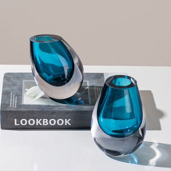 Sklenená váza, fúkaná, moderný minimalistický geometrický dizajn, leštený povrch