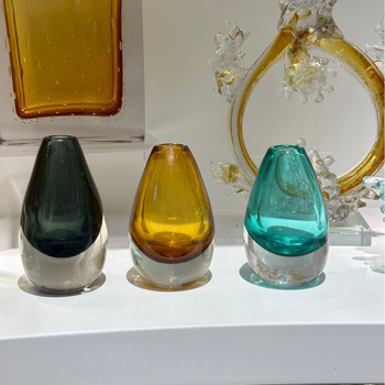 Sklenená váza, fúkaná, moderný minimalistický geometrický dizajn, leštený povrch