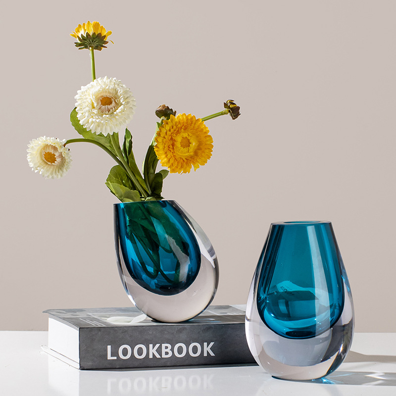 Sklenená váza, fúkaná, moderný minimalistický geometrický dizajn, leštený povrch