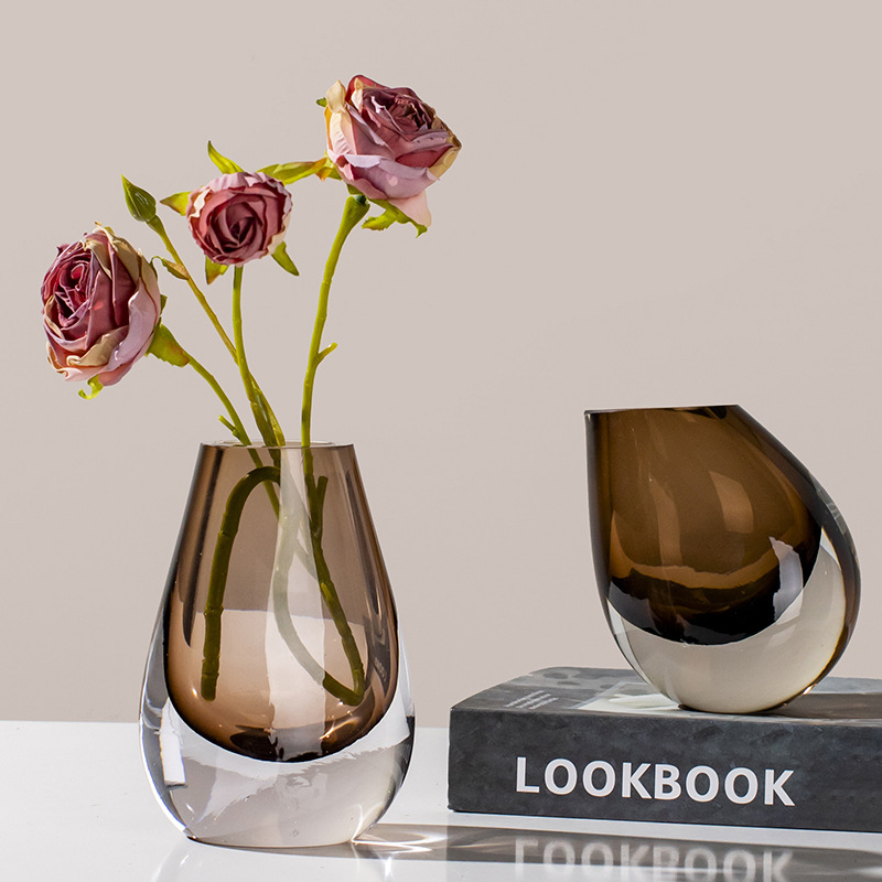 Sklenená váza, fúkaná, moderný minimalistický geometrický dizajn, leštený povrch