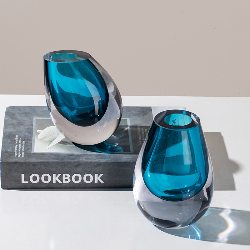 Sklenená váza, fúkaná, moderný minimalistický geometrický dizajn, leštený povrch