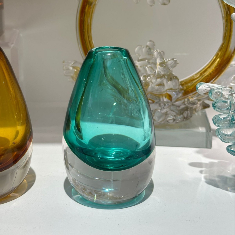 Sklenená váza, fúkaná, moderný minimalistický geometrický dizajn, leštený povrch