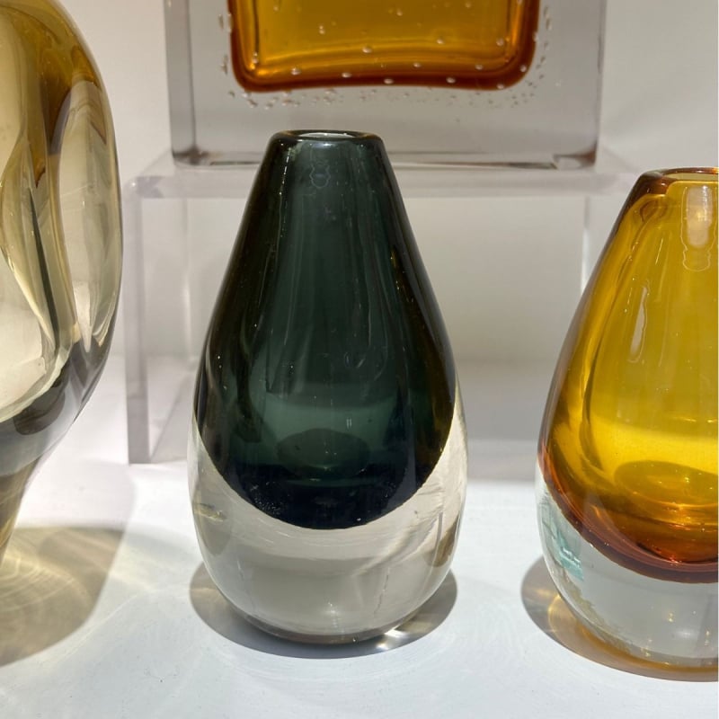 Sklenená váza, fúkaná, moderný minimalistický geometrický dizajn, leštený povrch