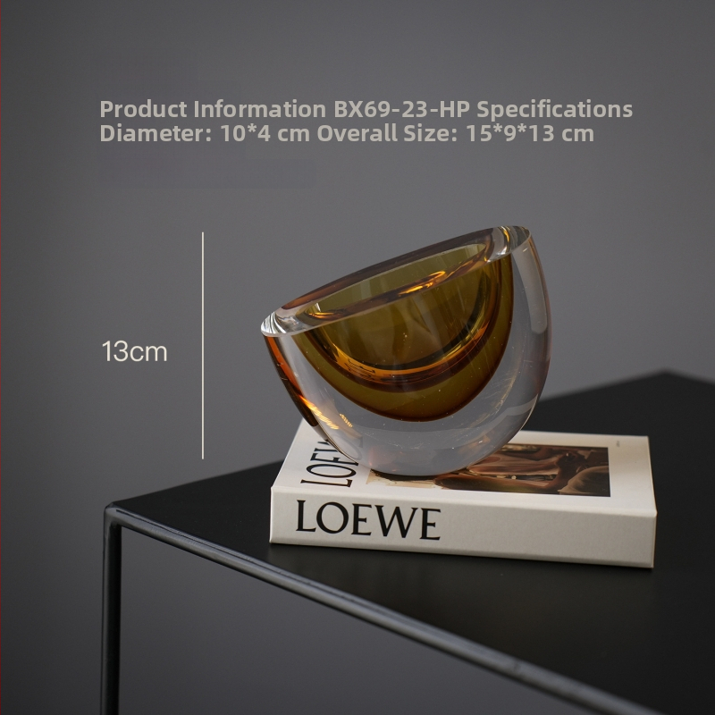 Sklenená váza, fúkaná, moderný minimalistický geometrický dizajn, leštený povrch