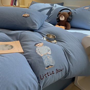 Спален комплект от четири части с бродерия, полиестерна материя, мотив карикатурна анимация, реактивен печат и боядисване, литературно-артистичен стил
