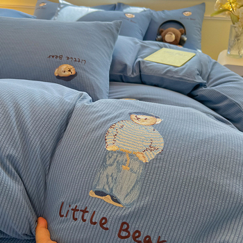 Спален комплект от четири части с бродерия, полиестерна материя, мотив карикатурна анимация, реактивен печат и боядисване, литературно-артистичен стил