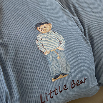 Спален комплект от четири части с бродерия, полиестерна материя, мотив карикатурна анимация, реактивен печат и боядисване, литературно-артистичен стил