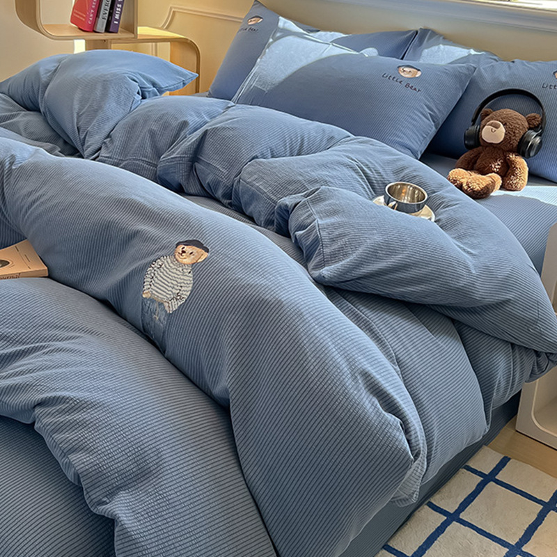 Спален комплект от четири части с бродерия, полиестерна материя, мотив карикатурна анимация, реактивен печат и боядисване, литературно-артистичен стил