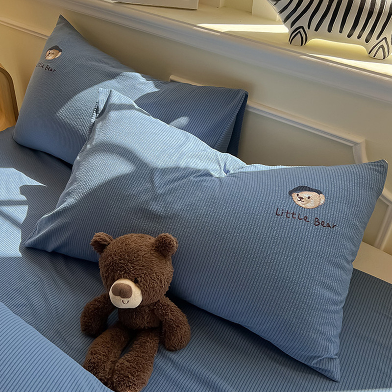 Спален комплект от четири части с бродерия, полиестерна материя, мотив карикатурна анимация, реактивен печат и боядисване, литературно-артистичен стил