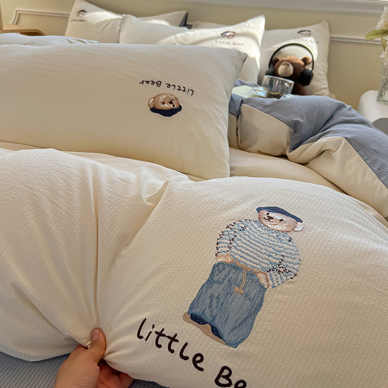 Спален комплект от четири части с бродерия, полиестерна материя, мотив карикатурна анимация, реактивен печат и боядисване, литературно-артистичен стил