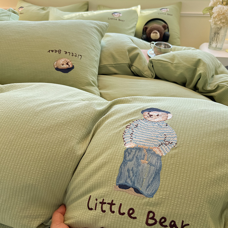 Спален комплект от четири части с бродерия, полиестерна материя, мотив карикатурна анимация, реактивен печат и боядисване, литературно-артистичен стил