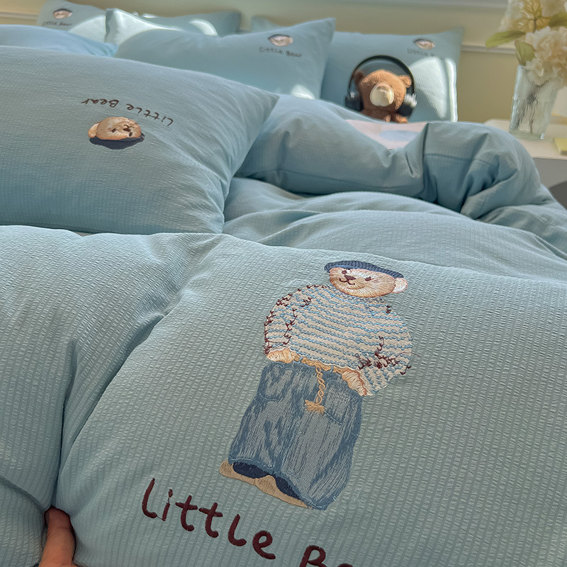 Спален комплект от четири части с бродерия, полиестерна материя, мотив карикатурна анимация, реактивен печат и боядисване, литературно-артистичен стил