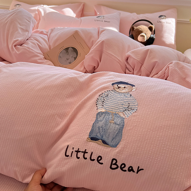 Спален комплект от четири части с бродерия, полиестерна материя, мотив карикатурна анимация, реактивен печат и боядисване, литературно-артистичен стил