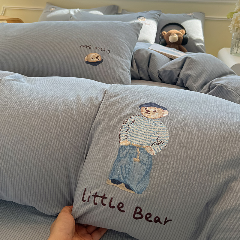 Спален комплект от четири части с бродерия, полиестерна материя, мотив карикатурна анимация, реактивен печат и боядисване, литературно-артистичен стил