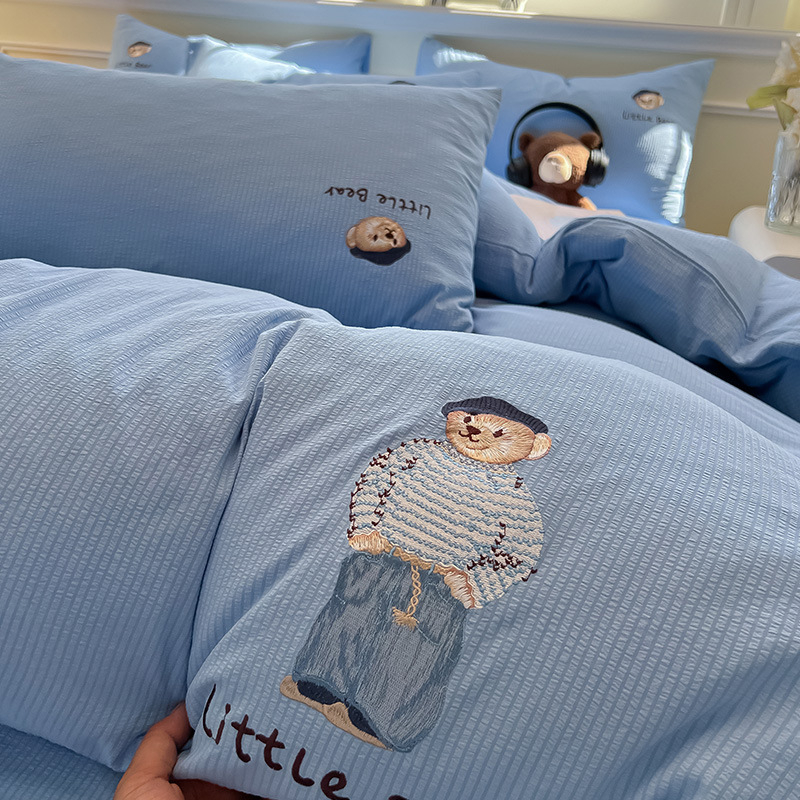 Спален комплект от четири части с бродерия, полиестерна материя, мотив карикатурна анимация, реактивен печат и боядисване, литературно-артистичен стил