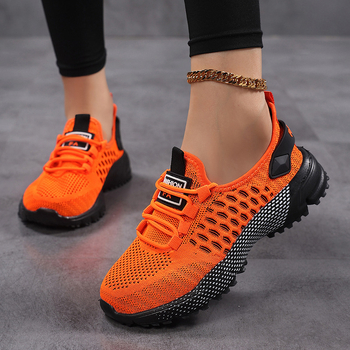 Športová obuv s priedušnýmSieťovým vrškom, šnúrky, nízky strih, vhodná na turistiku