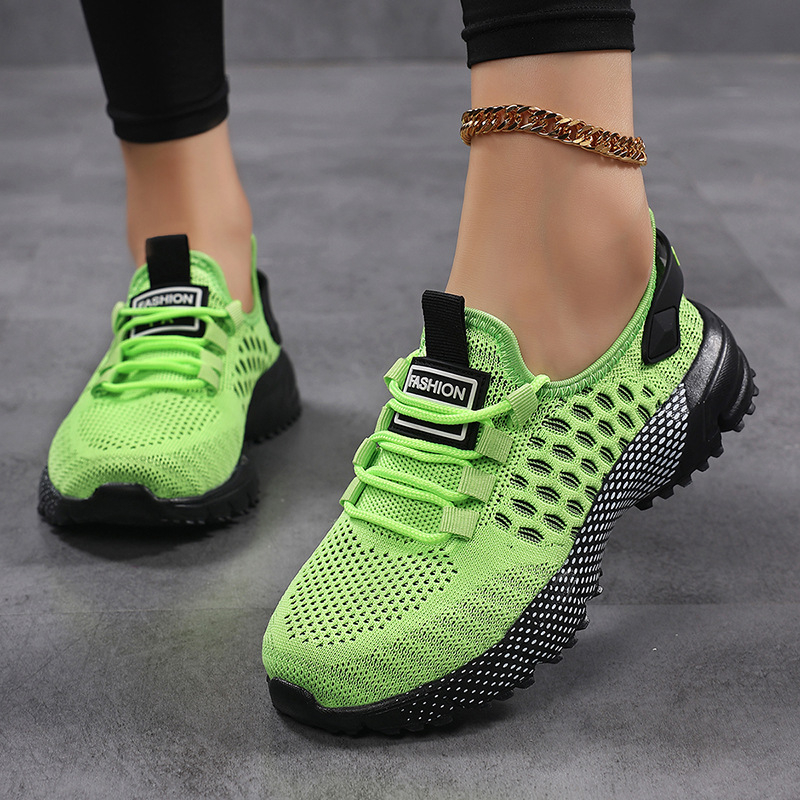 Športová obuv s priedušnýmSieťovým vrškom, šnúrky, nízky strih, vhodná na turistiku