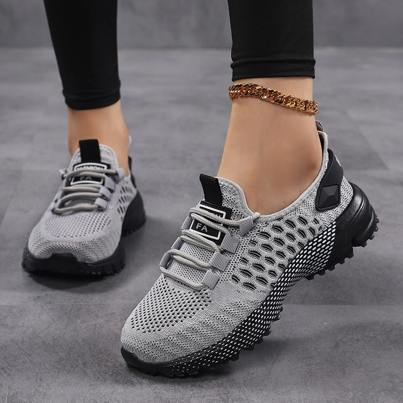 Športová obuv s priedušnýmSieťovým vrškom, šnúrky, nízky strih, vhodná na turistiku