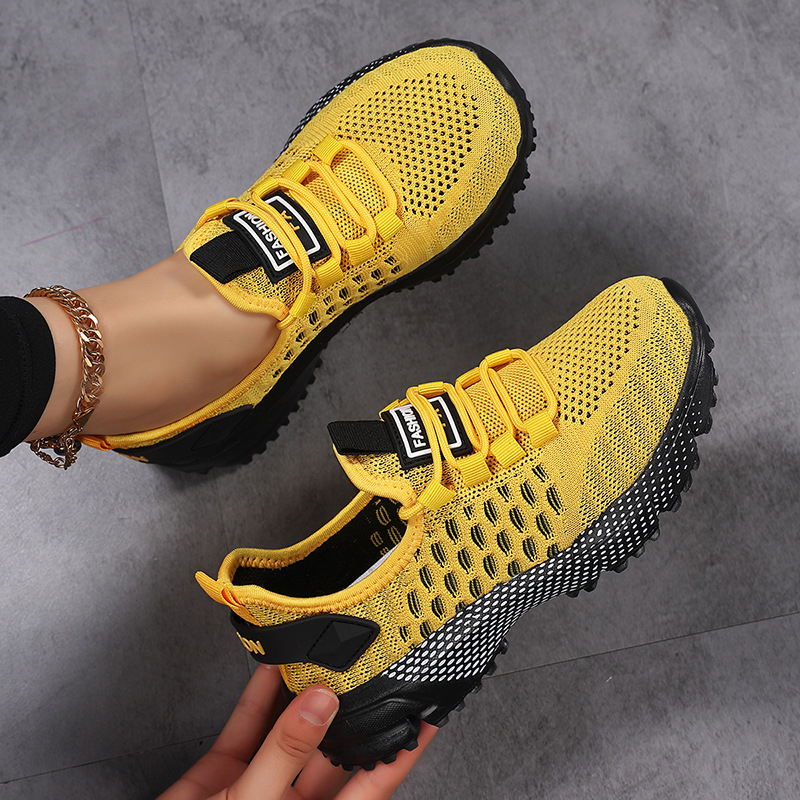 Športová obuv s priedušnýmSieťovým vrškom, šnúrky, nízky strih, vhodná na turistiku