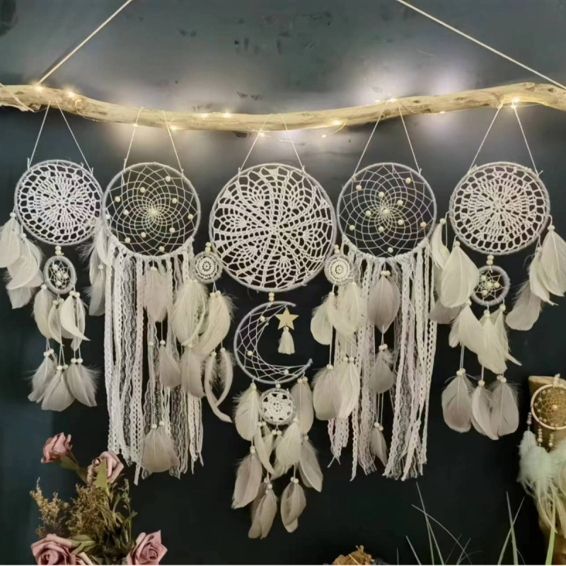 Nástenný lapač snov v severskom štýle Nordic – päťdielna súprava s perami, ručná výroba, domáci dekor