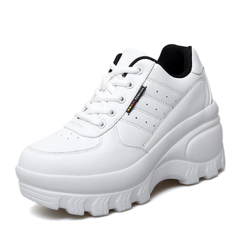 Kényelmes mindennapi légáteresztő magas talpú tornacipő, 4–6 cm wedge, kerek orr, mikroszálas felsőrész
